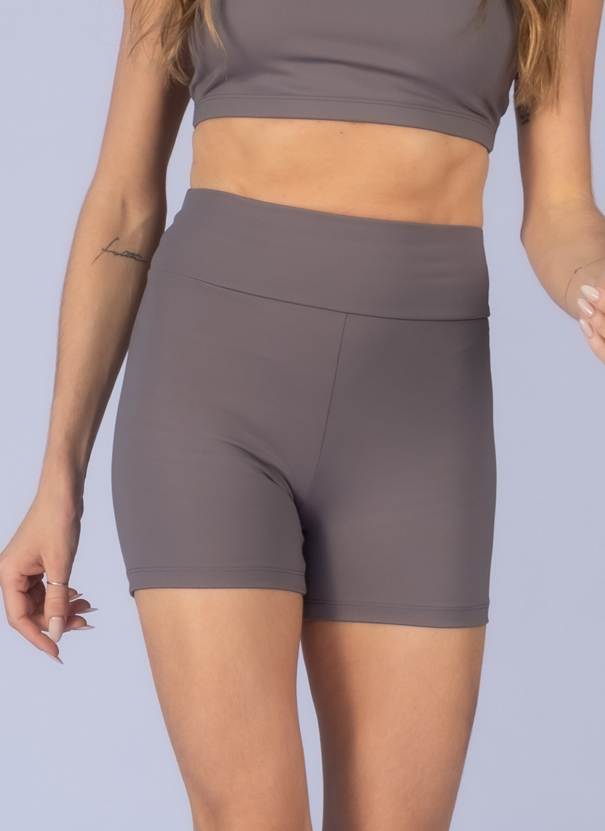 02 shorts medio movimento cinza escudo eg