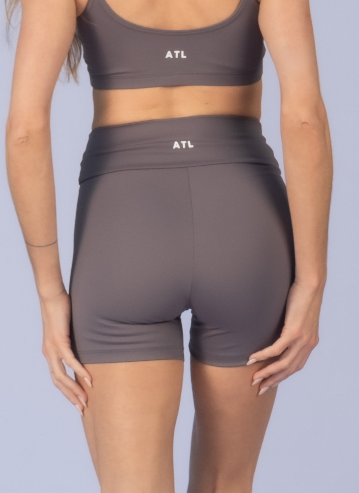 03 shorts medio movimento cinza escudo eg