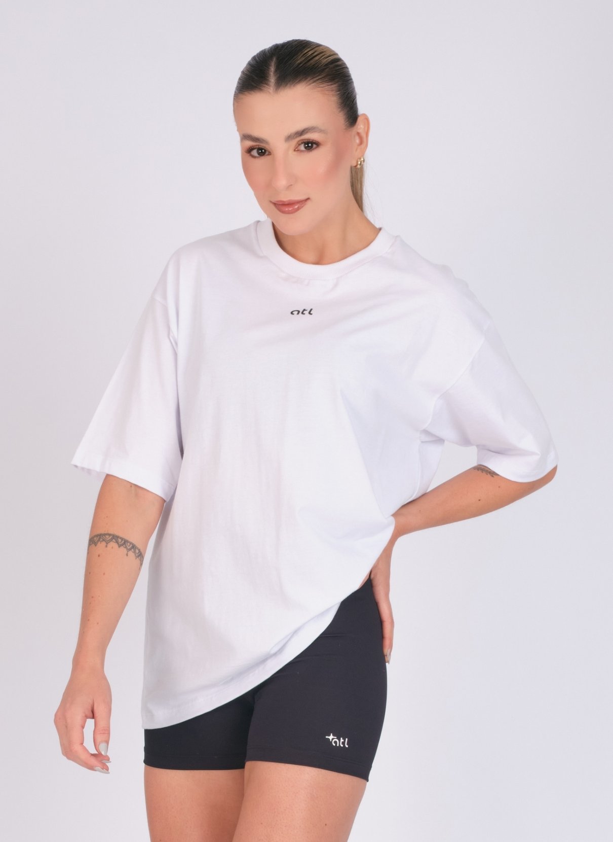 06 camiseta over essential