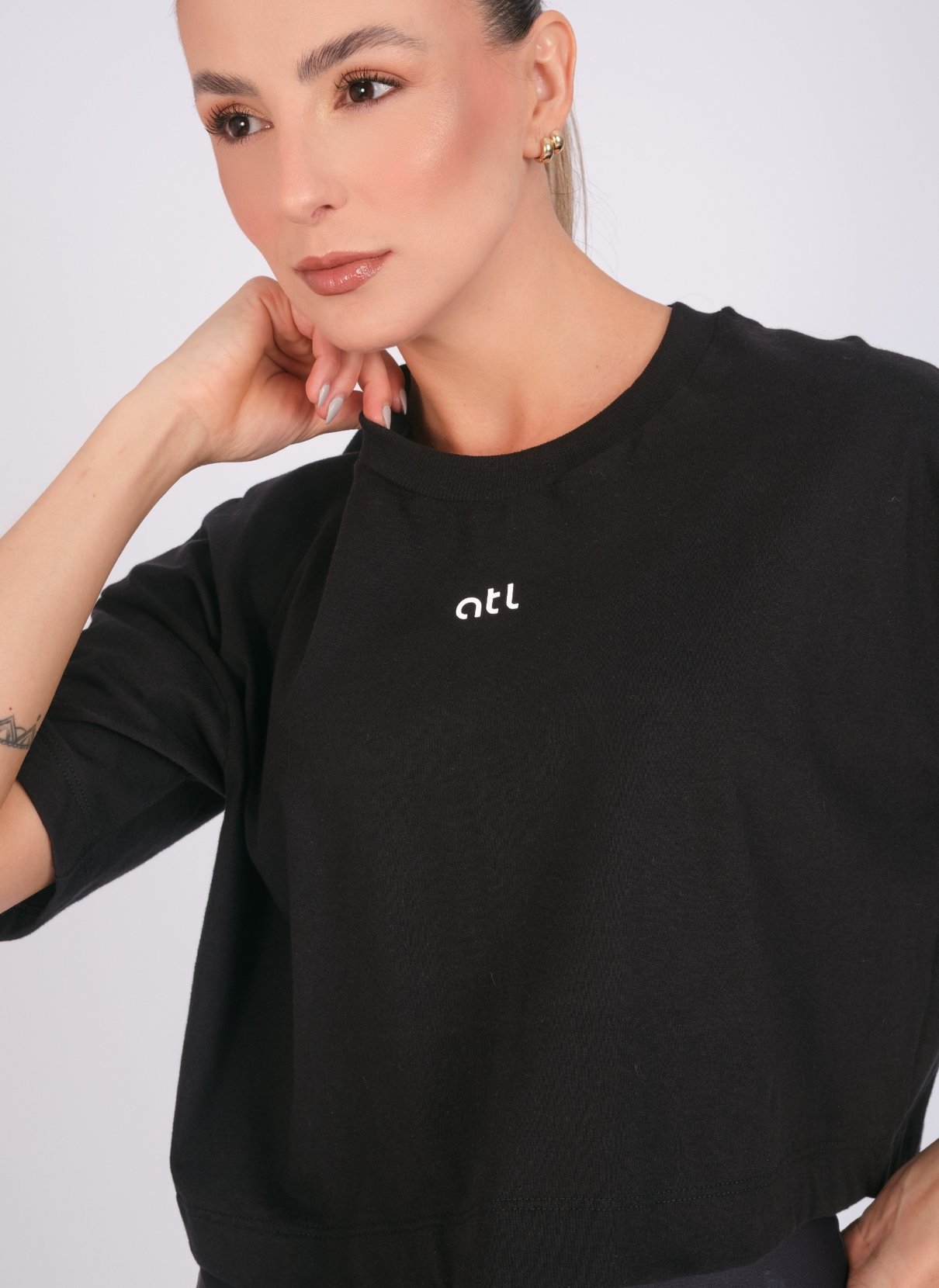 08 camiseta cropped over essential