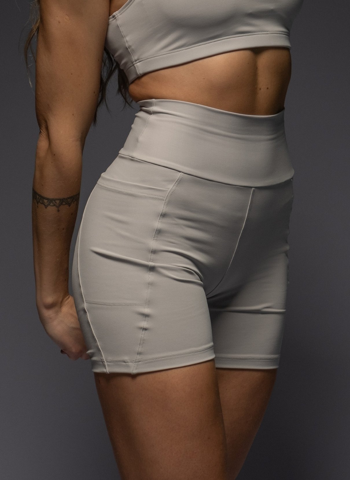 01 shorts run longo 2 0 cinza cromo g